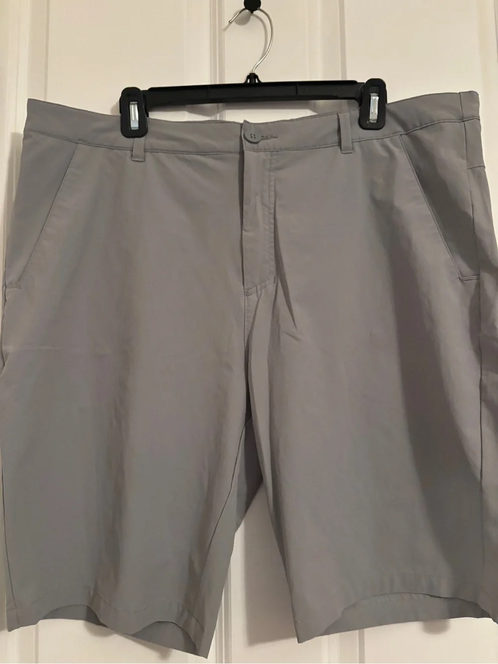 Oakley Men's Light Gray Flat Front Golf Shorts. Size 38. Regular Fit. Pockets